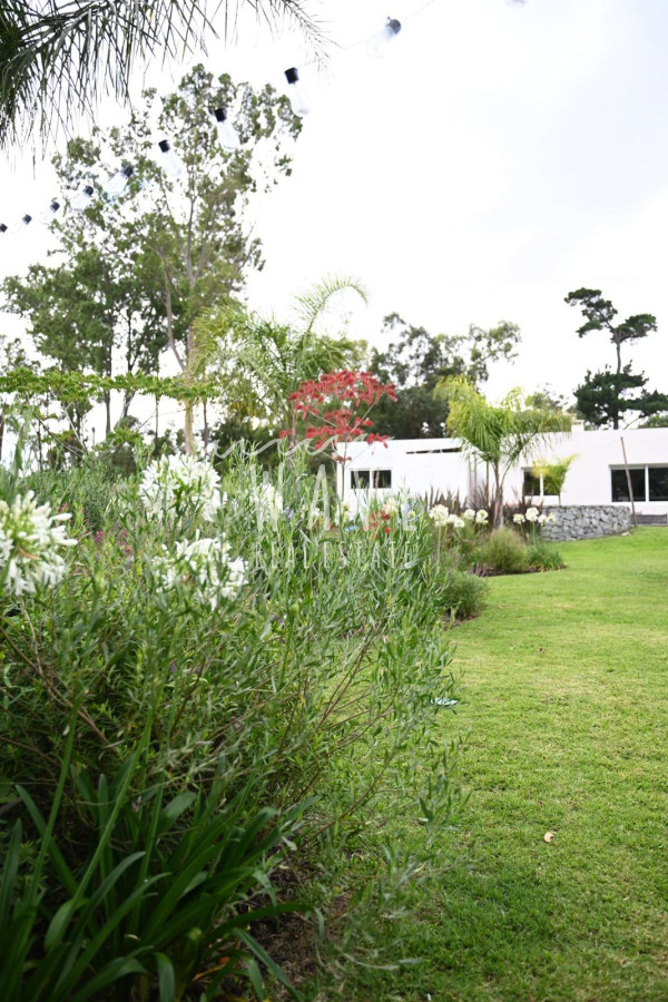 Casa ID.4664 - La Barra, a 5 minutos de todo, en entorno de chacras, 4 dormitorios, piscina, gran jardín.