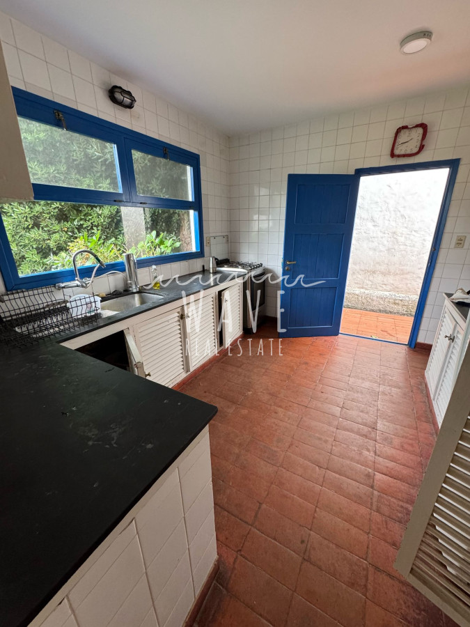 Casa ID.4822 - Venta de casa sobre Ruta 10, La Barra, con 3 dormitorios y 1000 metros de terreno