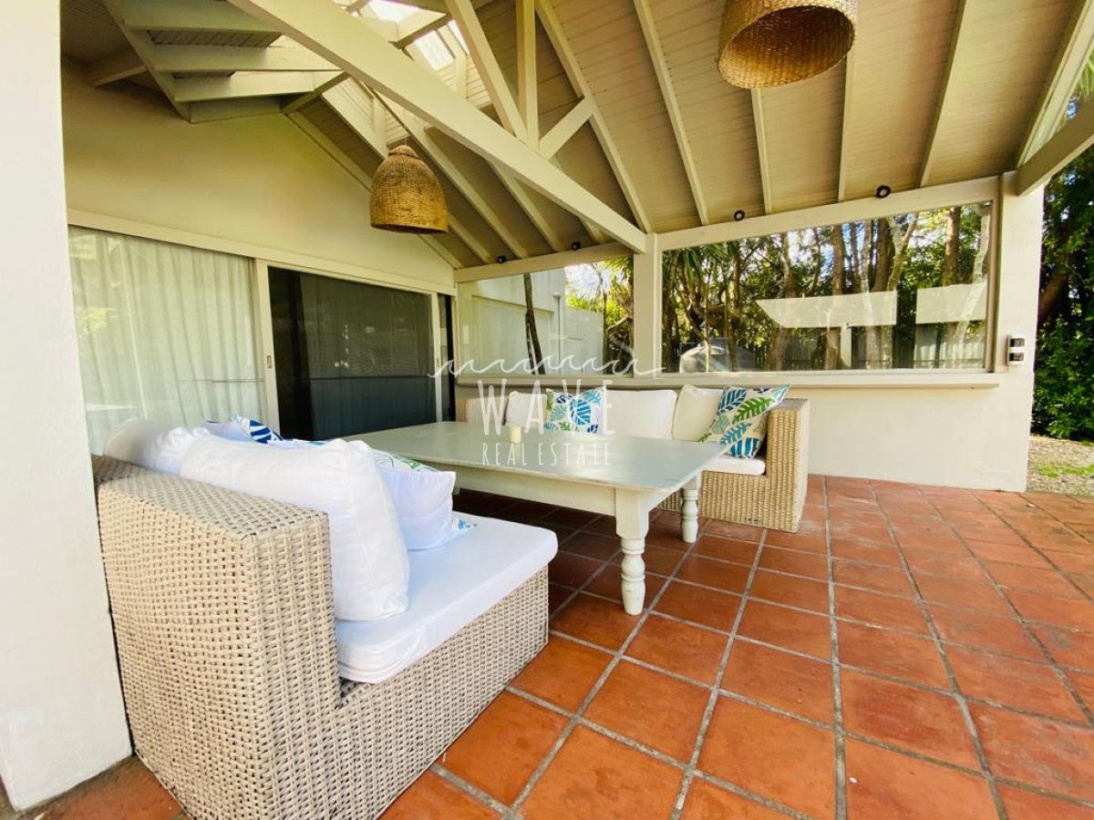 Casa ID.1688 - Venta de Espectacular Casa en Venta San Rafael casi Golf 3 suites más dependencia y piscina