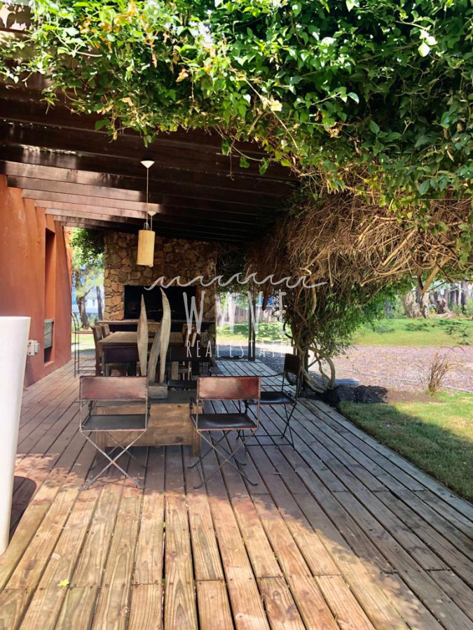 Casa ID.991 - Manantiales, Laguna Blanca, 5 dormitorios y dependencia.