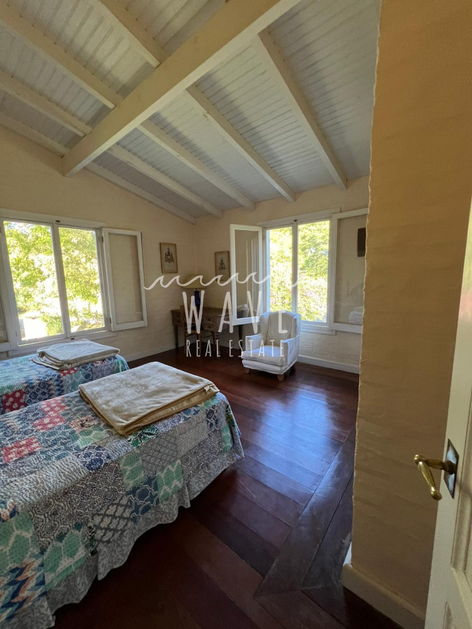 Casa ID.4376 - Alquiler de Verano, Casa con 5 dormitorios en Rincón del indio con piscina 4 mil mts de jardín 