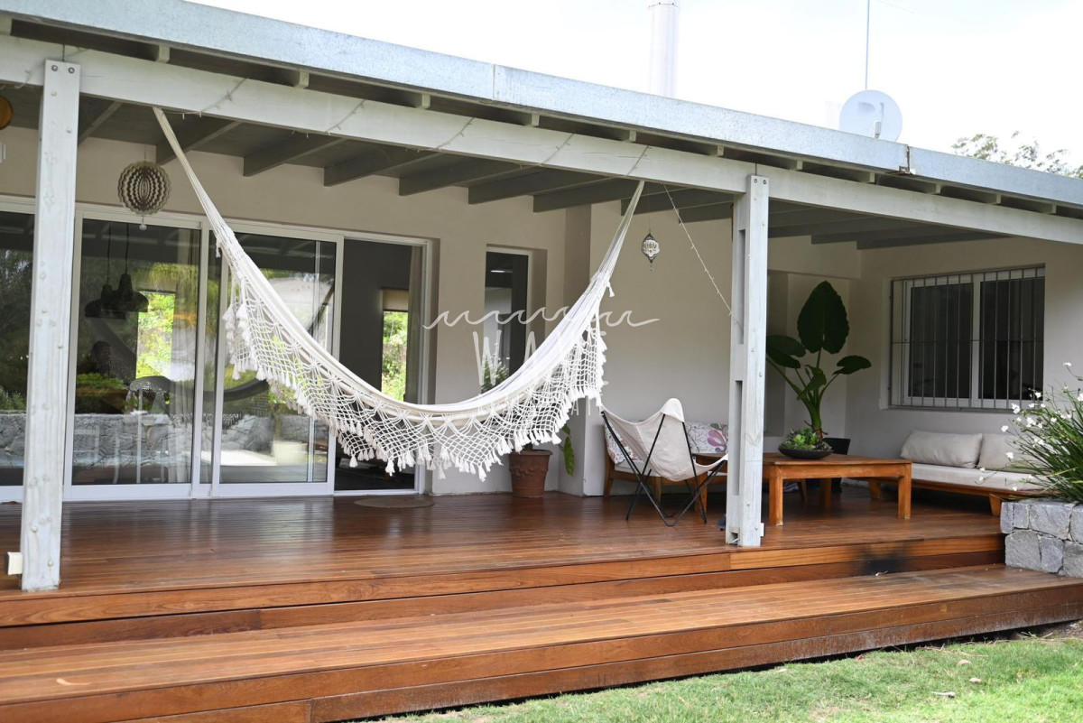 Casa ID.4664 - La Barra, a 5 minutos de todo, en entorno de chacras, 4 dormitorios, piscina, gran jardín.