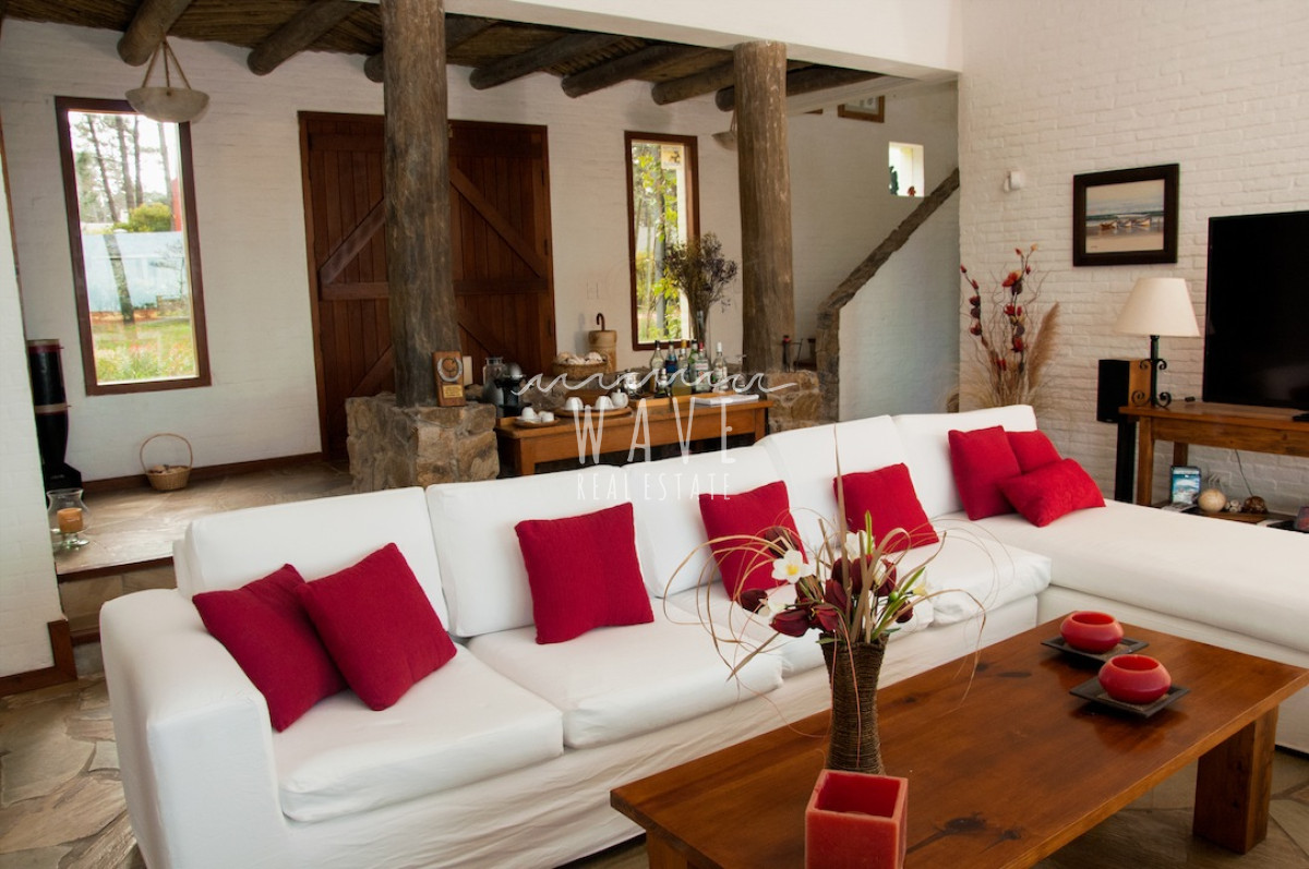 Casa ID.1218 - Alquiler Temporal de Moderna y Confortable casa de 5 dormitorios a pasos del Mar en La Barra, Punta del Este.