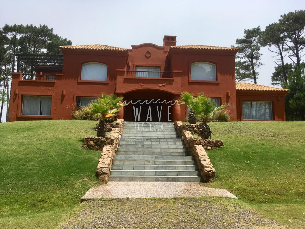 Casa ID.991 - Manantiales, Laguna Blanca, 5 dormitorios y dependencia.