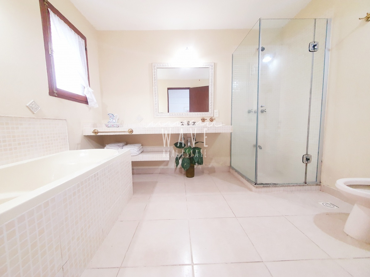 Casa ID.1222 - Venta de casa de 3 dormitorios y servicio en barrio Cantegril, Punta del Este.