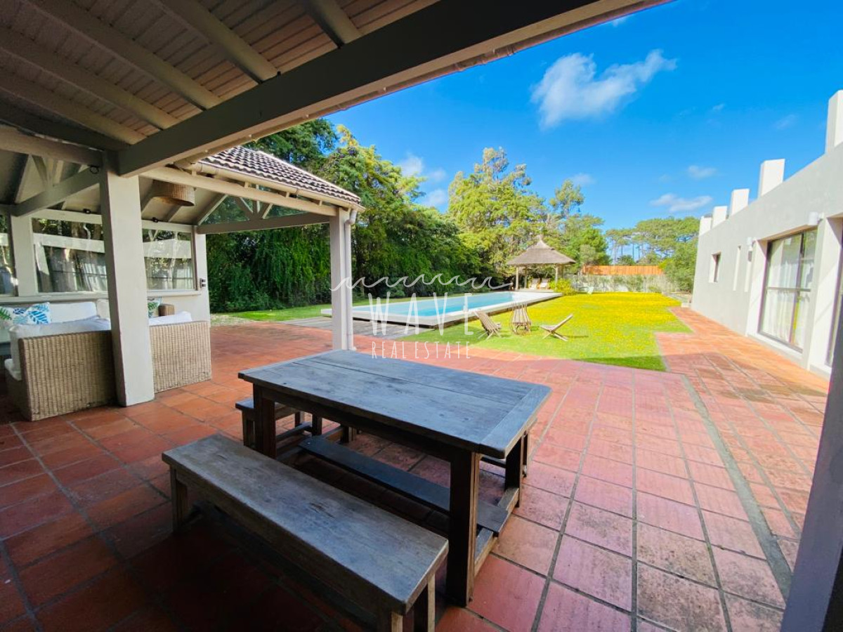 Casa ID.1688 - Venta de Espectacular Casa en Venta San Rafael casi Golf 3 suites más dependencia y piscina