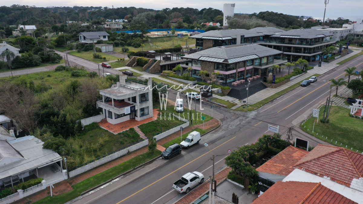 Casa ID.4246 - ATENCIÓN INVERSORES NUEVO VALOR : USD 500.000! ESQUINA COMERCIAL EN VENTA FRENTE A SHOPPING OH LA BARRA