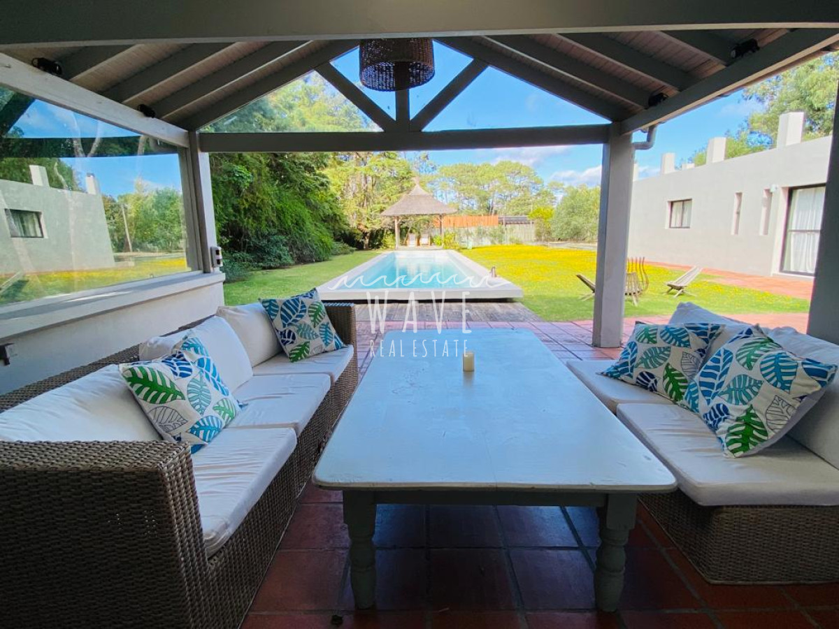Casa ID.1688 - Venta de Espectacular Casa en Venta San Rafael casi Golf 3 suites más dependencia y piscina