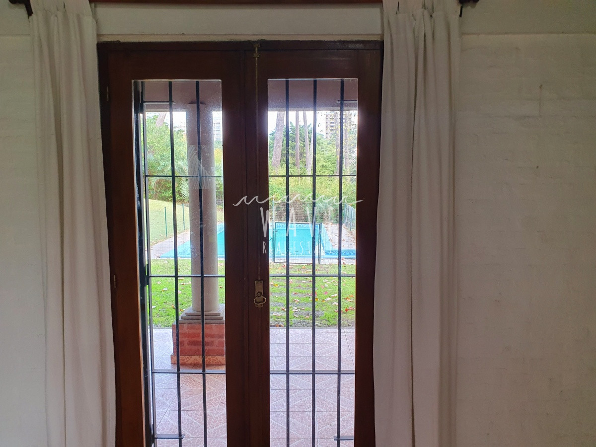 Casa ID.1222 - Venta de casa de 3 dormitorios y servicio en barrio Cantegril, Punta del Este.