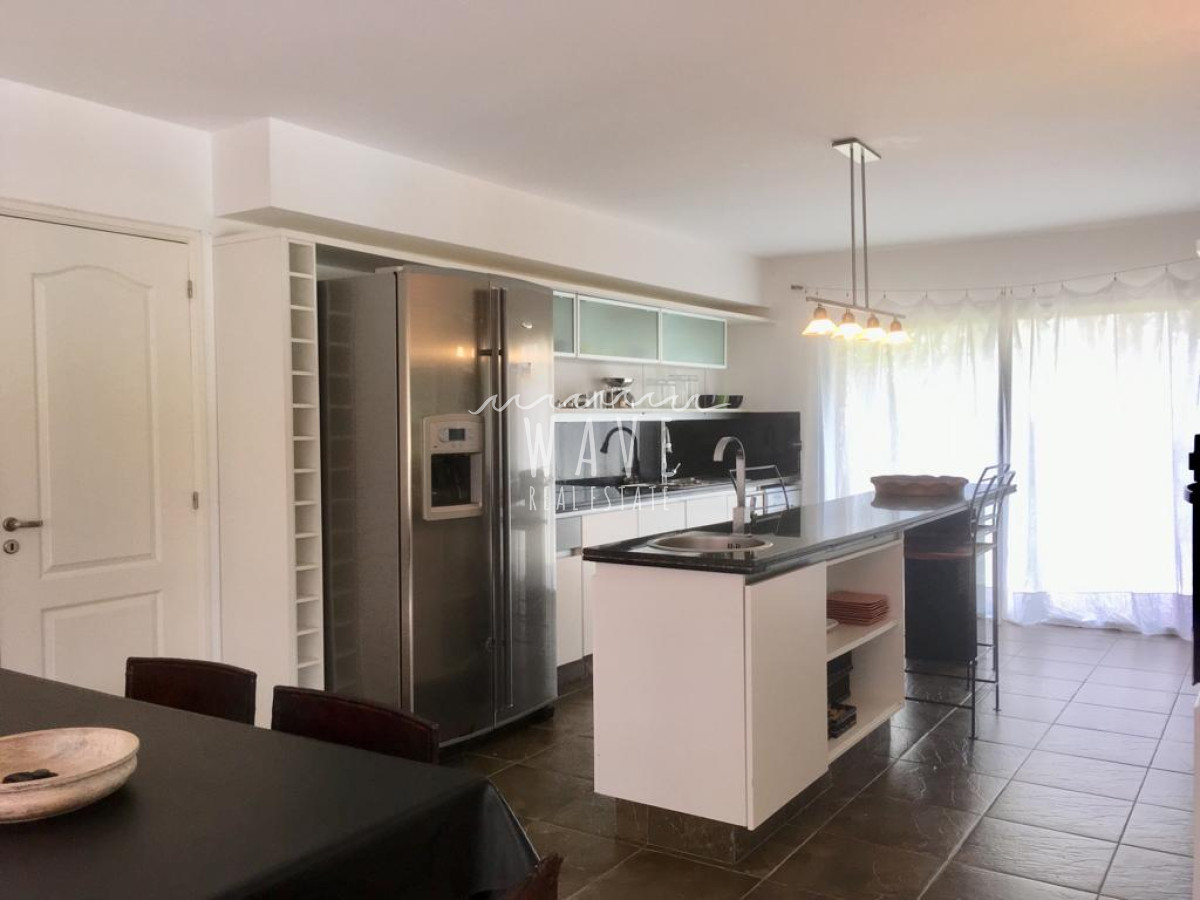 Casa ID.991 - Manantiales, Laguna Blanca, 5 dormitorios y dependencia.