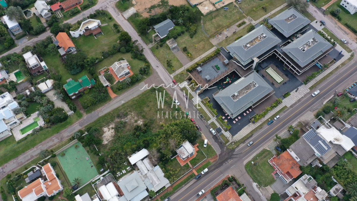 Casa ID.4246 - ATENCIÓN INVERSORES NUEVO VALOR : USD 500.000! ESQUINA COMERCIAL EN VENTA FRENTE A SHOPPING OH LA BARRA