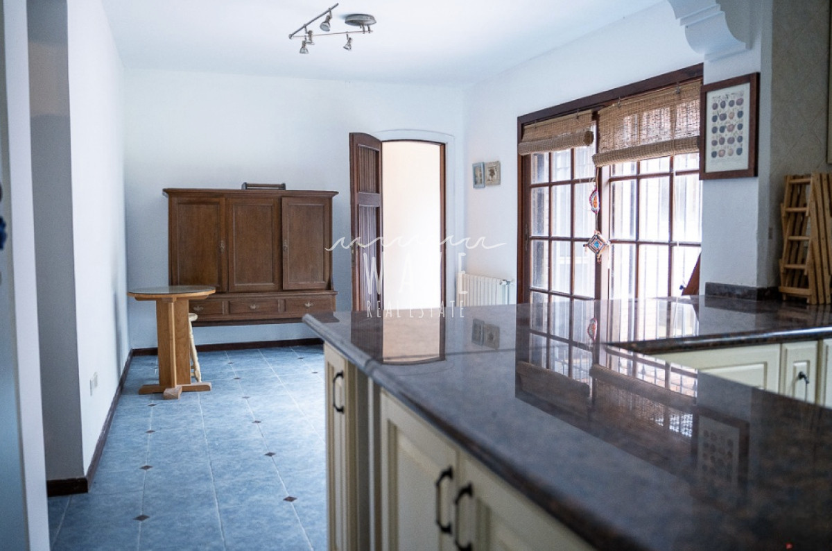 Casa ID.4921 - Venta de Casa, con 5 dormitorios + 2 en casa de servicio en Playa Mansa, a metros del mar