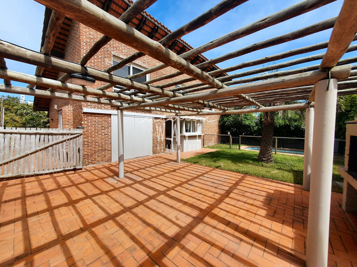 Casa ID.1391 - VENTA Y ALQUILER DE CASA DE 3 DORMITORIOS, 2 SUITES Y 3 BAÑOS EN LA BARRA