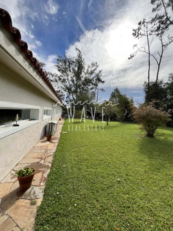 Casa ID.5473 - Venta de casa de 5 dormitorios en El Golf, Punta del Este