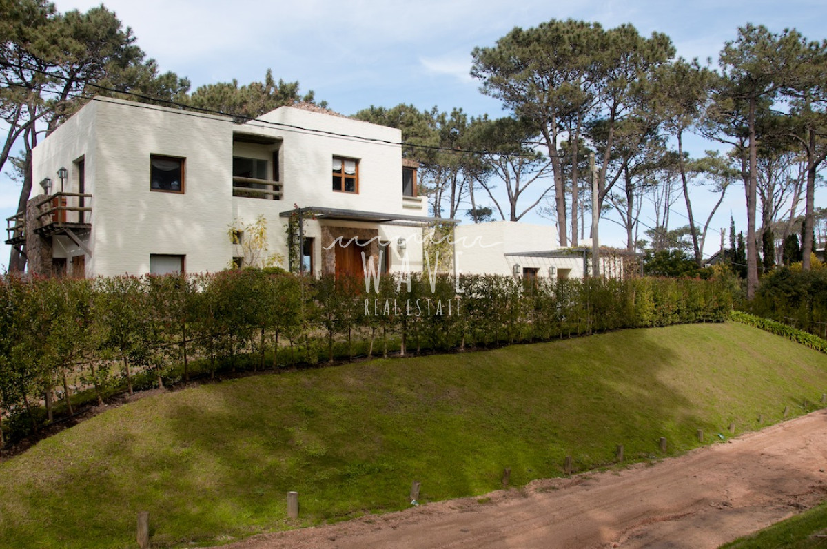 Casa ID.1218 - Alquiler Temporal de Moderna y Confortable casa de 5 dormitorios a pasos del Mar en La Barra, Punta del Este.