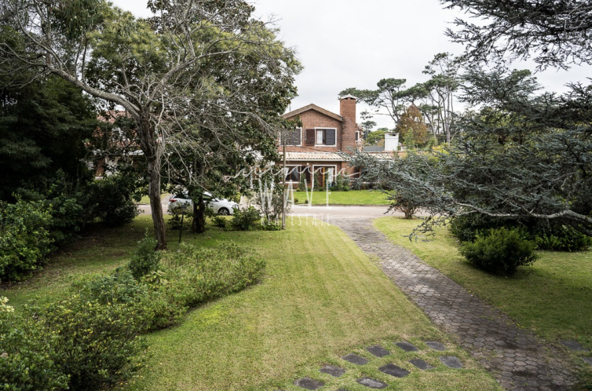 Casa ID.4921 - Venta de Casa, con 5 dormitorios + 2 en casa de servicio en Playa Mansa, a metros del mar