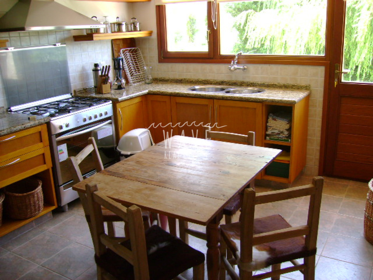 Casa ID.749 - CAPACIDAD Y PRIVACIDAD EN EL CORAZÓN DE LA BARRA