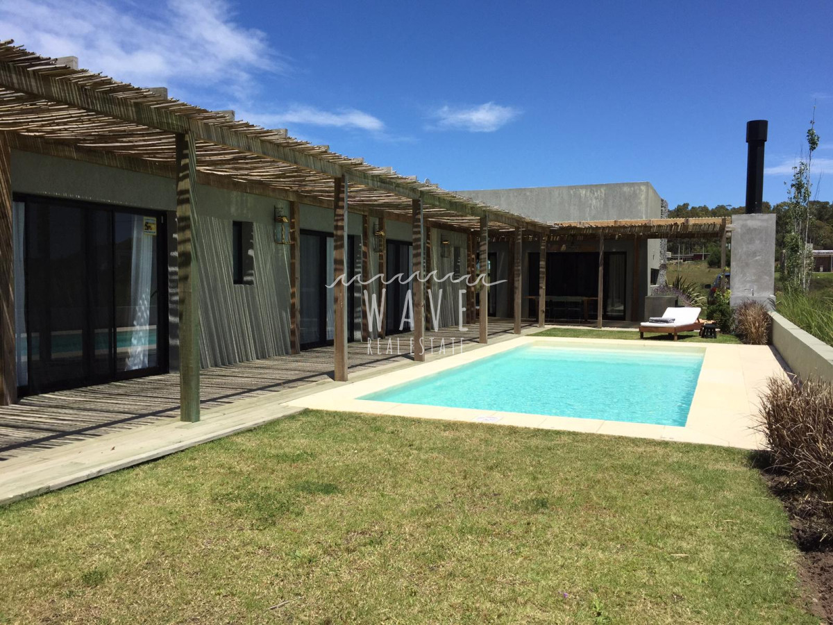 Casa ID.872 - CONFORTABLE CASA EN BARRIO CON SEGURIDAD A METROS DEL MAR. 