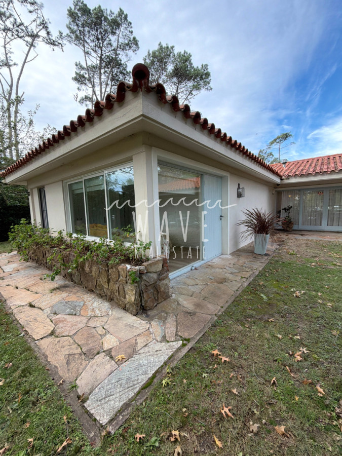 Casa ID.5473 - Venta de casa de 5 dormitorios en El Golf, Punta del Este