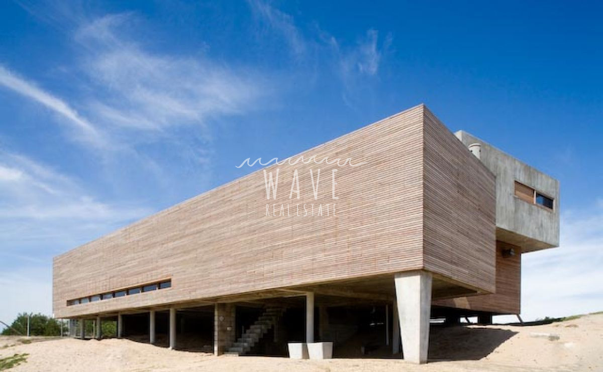 Casa ID.1329 - MODERNA DE LINEAS RECTAS SOBRE EL MAR 