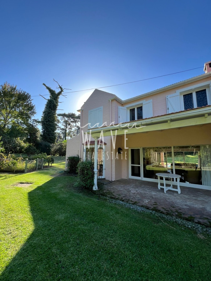 Casa ID.4376 - Alquiler de Verano, Casa con 5 dormitorios en Rincón del indio con piscina 4 mil mts de jardín 