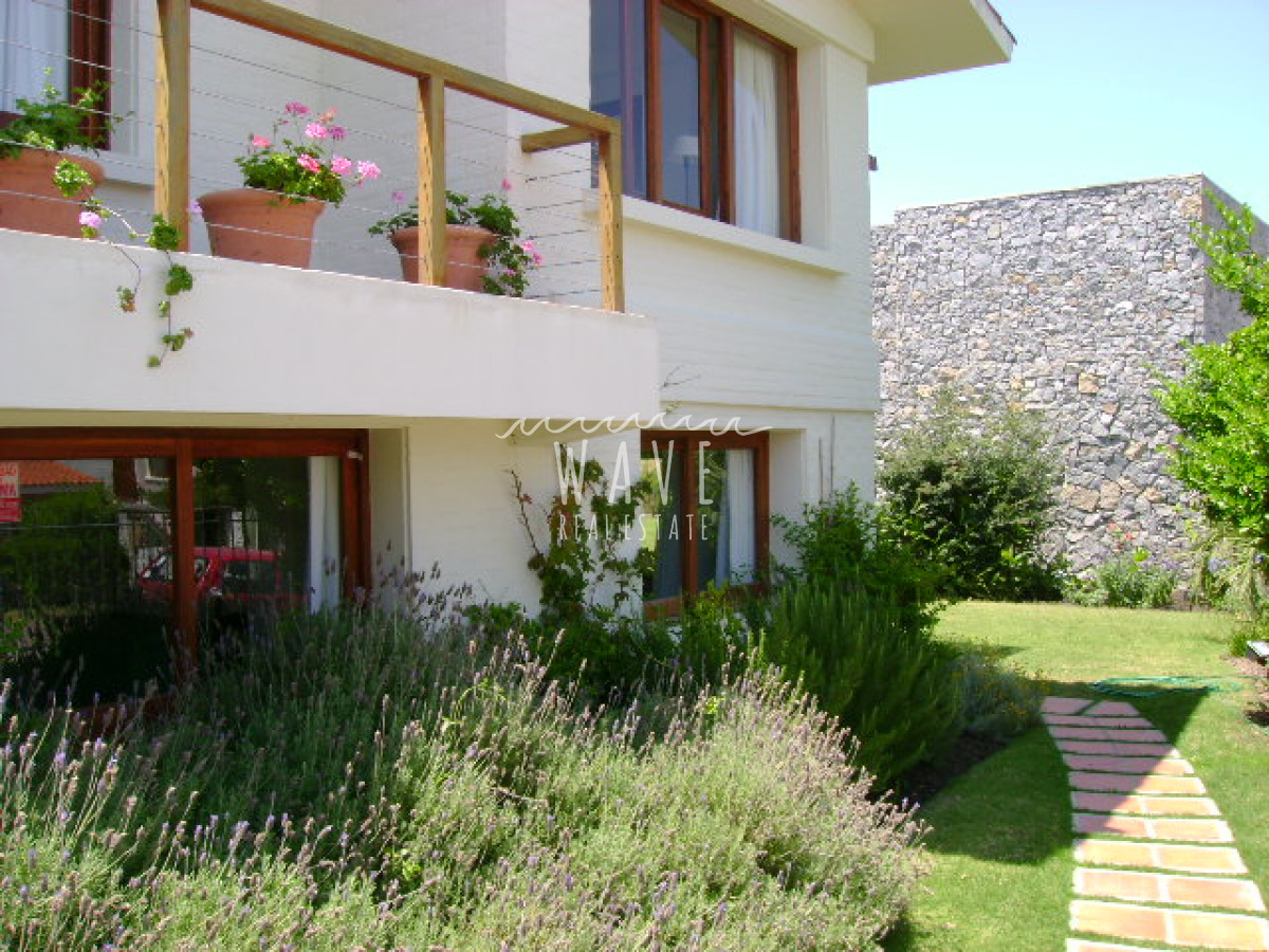 Casa ID.749 - CAPACIDAD Y PRIVACIDAD EN EL CORAZÓN DE LA BARRA