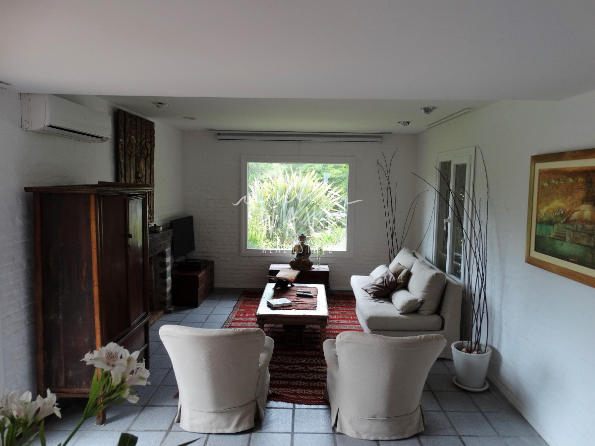 Casa ID.885 - VENTA DE CASA DE 4 DORMITORIOS CON PISCINA EN LA BARRA, PUNTA DEL ESTE.