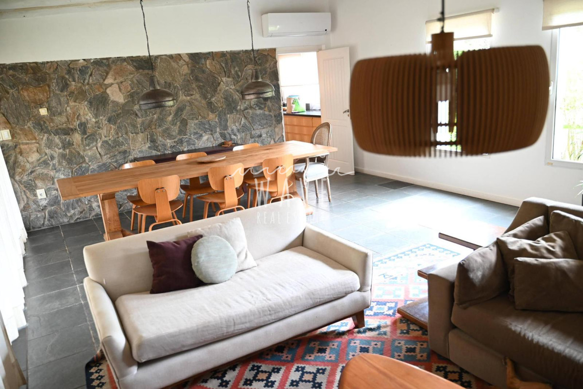 Casa ID.4664 - La Barra, a 5 minutos de todo, en entorno de chacras, 4 dormitorios, piscina, gran jardín.