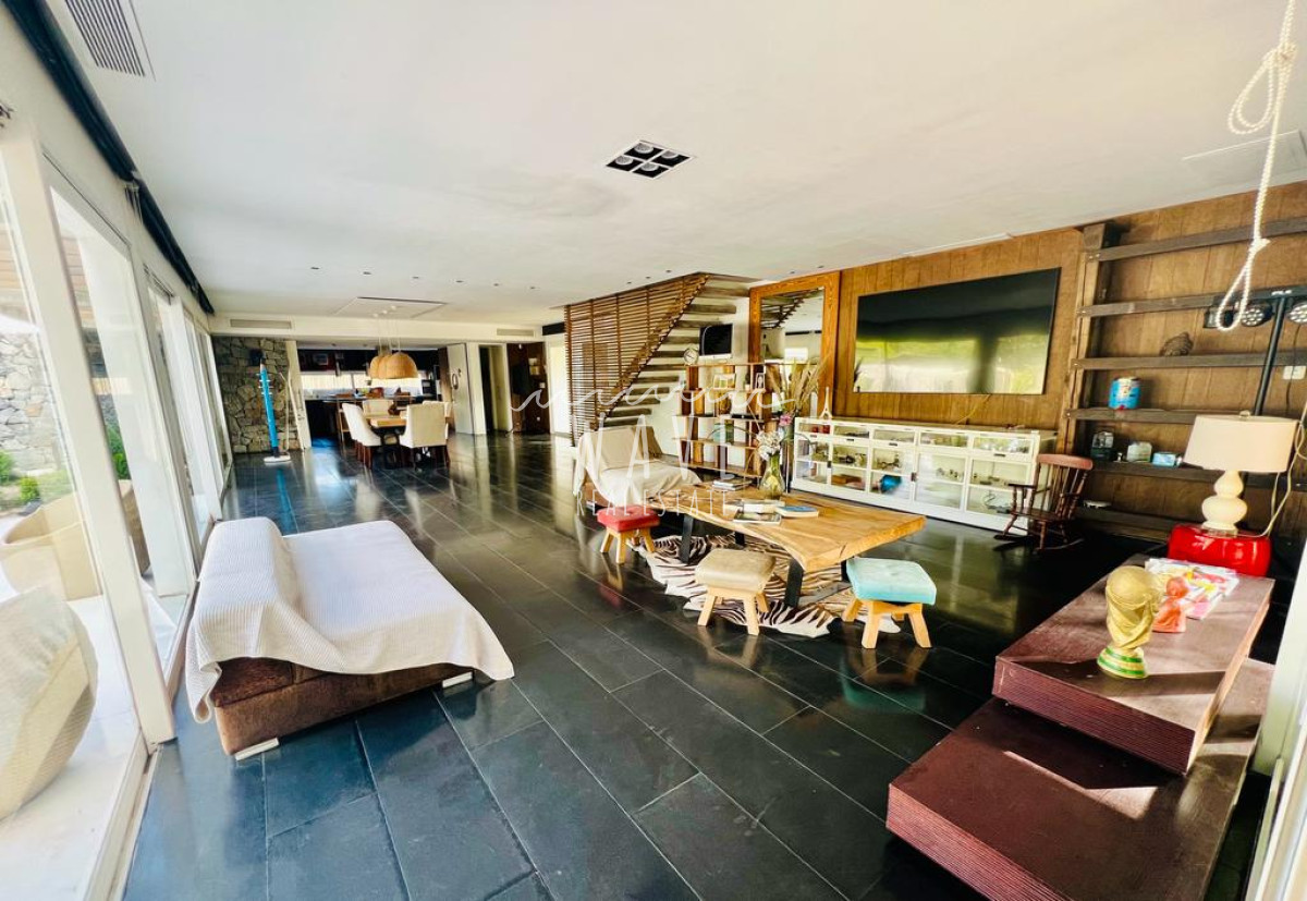 Casa ID.3971 - Venta de casa en Barrio Privado 400 m2 construidos. 