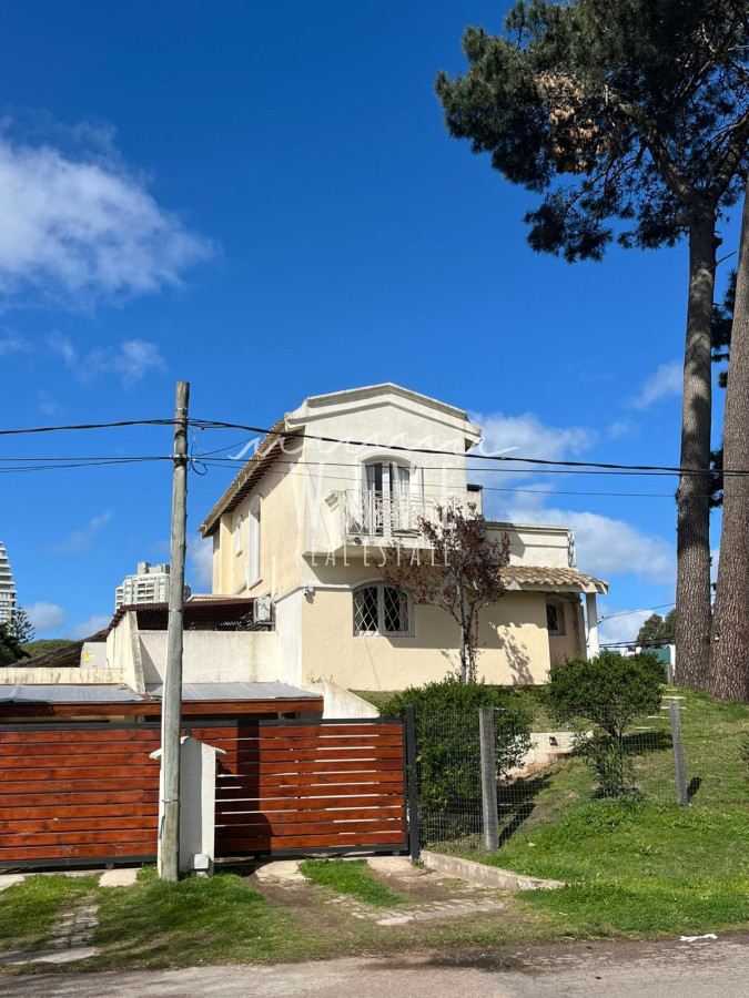 Casa ID.5152 - Alquiler Temporal Casa en Mansa, 3 dormitorios, dependencia de servicio, piscina, jardín.