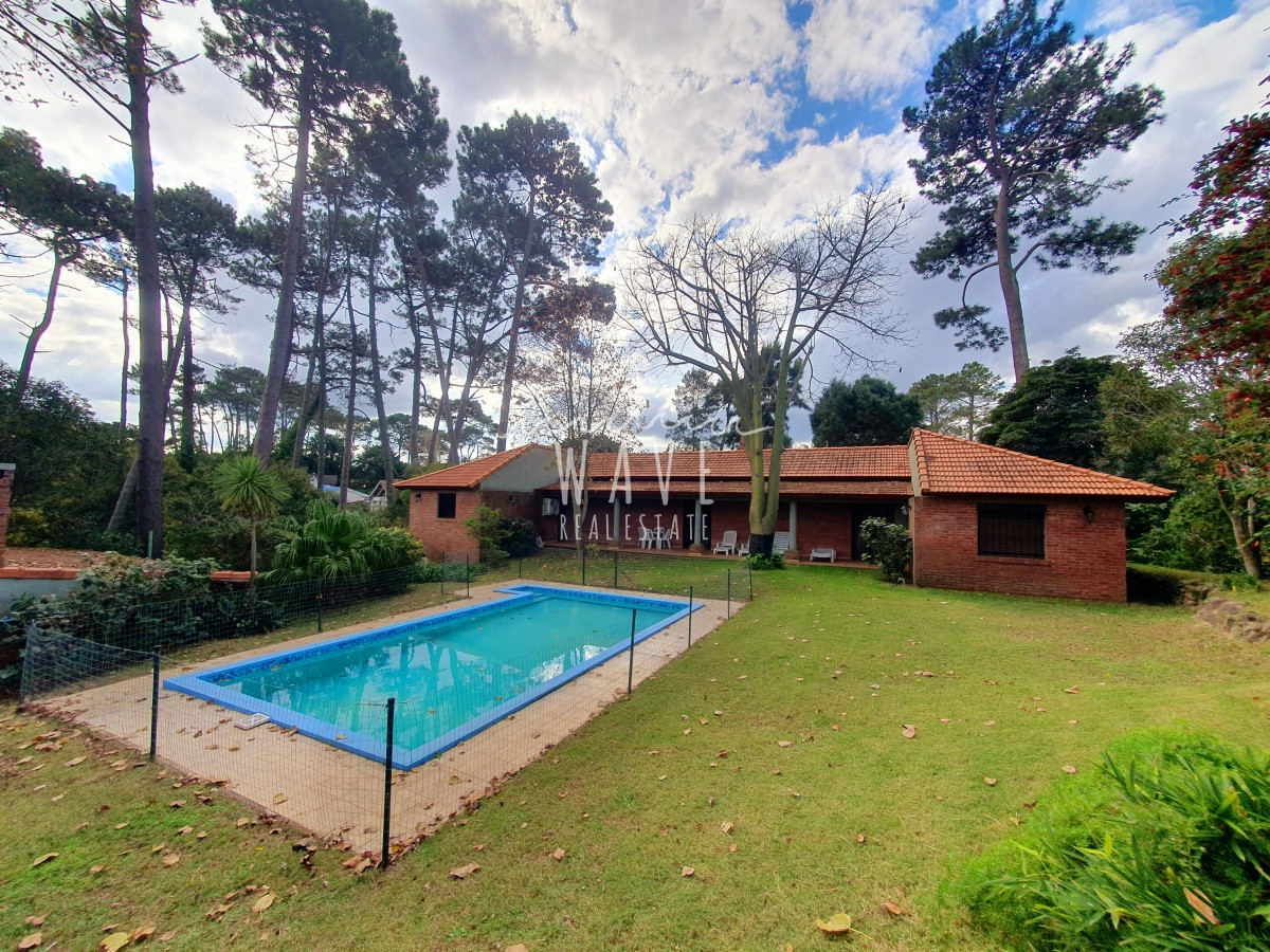 Casa ID.1222 - Venta de casa de 3 dormitorios y servicio en barrio Cantegril, Punta del Este.