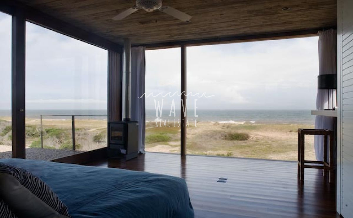 Casa ID.1329 - MODERNA DE LINEAS RECTAS SOBRE EL MAR 