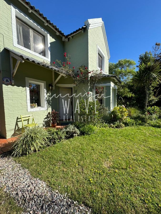 Casa ID.4208 - LA BARRA, ALQUILER ANUAL Disponible.Casa de 4 dormitorios y 2 baños, parrillero techado, jardín cerrado. 