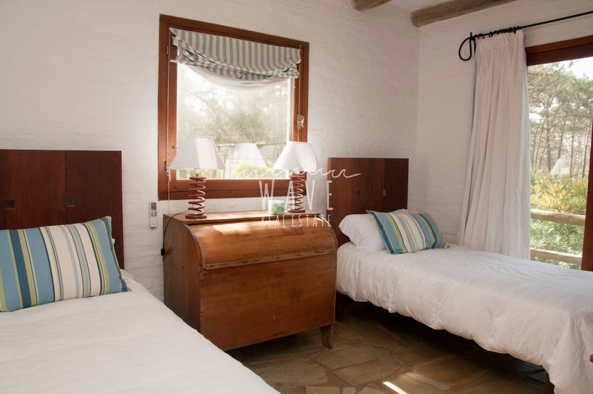 Casa ID.1218 - Alquiler Temporal de Moderna y Confortable casa de 5 dormitorios a pasos del Mar en La Barra, Punta del Este.