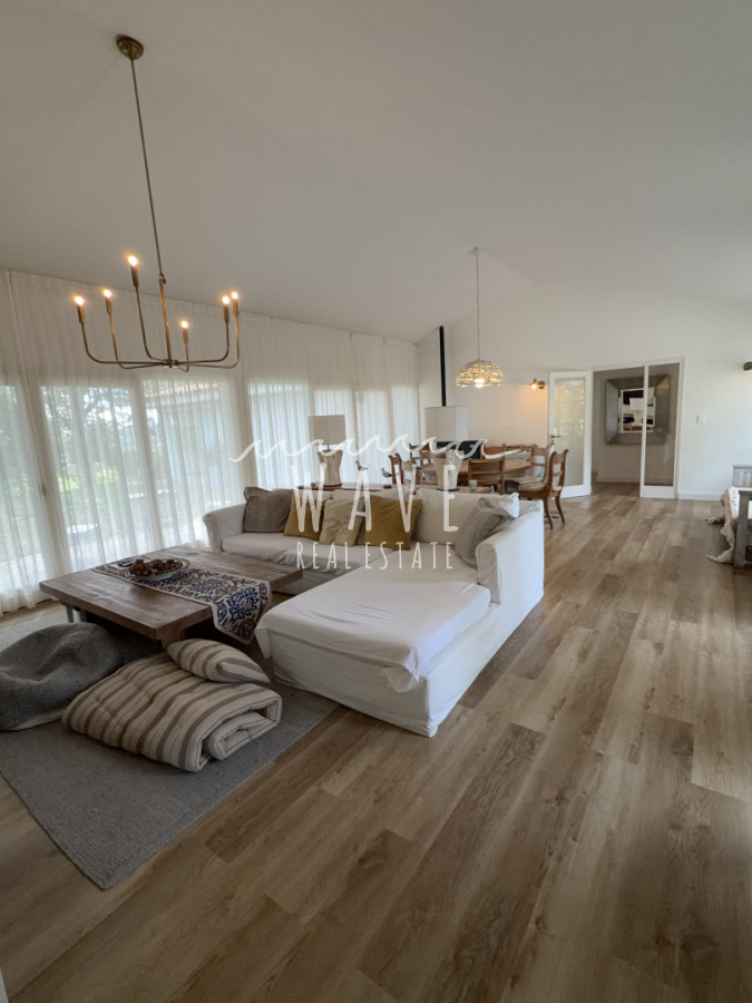 Casa ID.5473 - Venta de casa de 5 dormitorios en El Golf, Punta del Este
