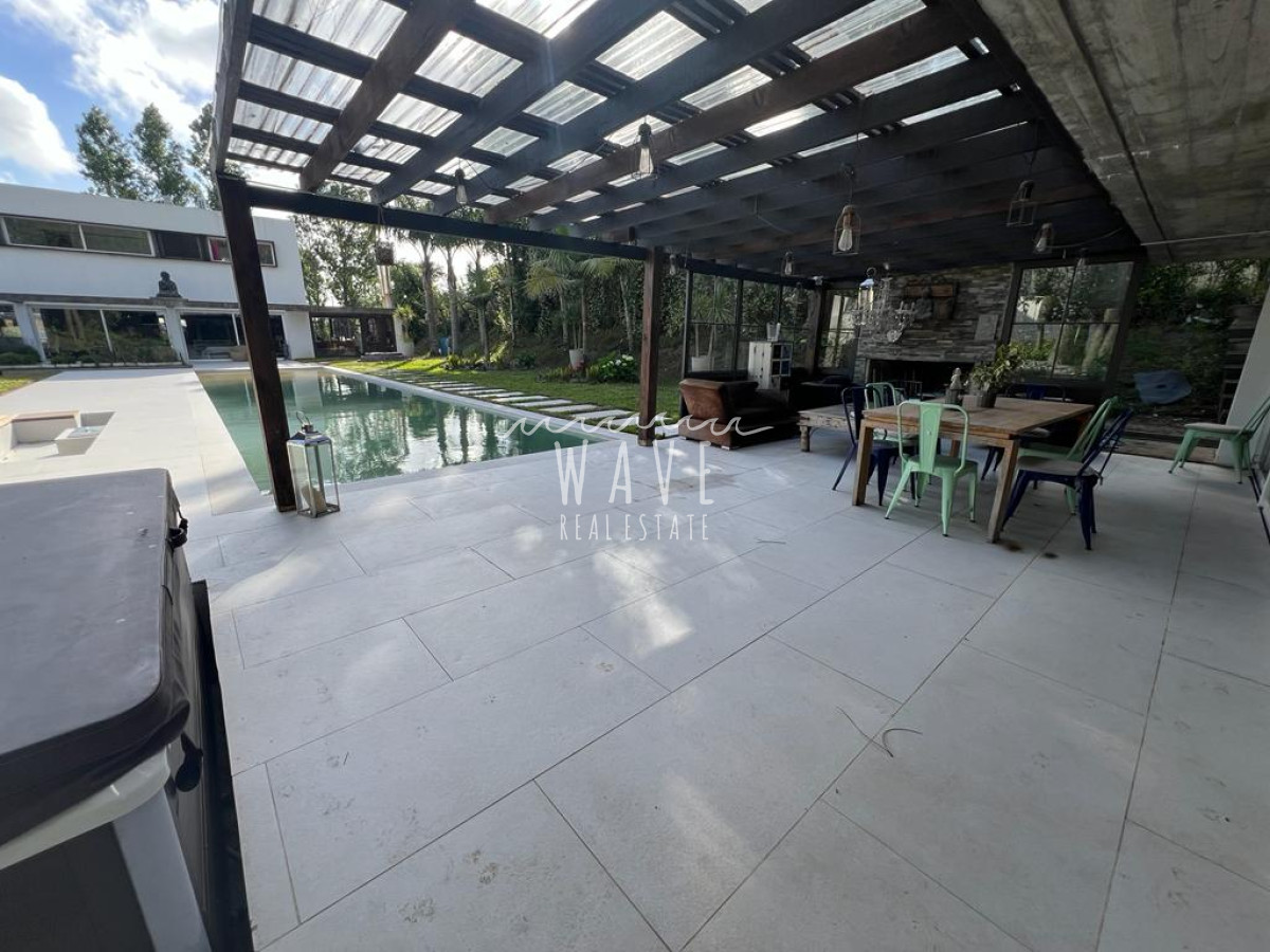 Casa ID.3971 - Venta de casa en Barrio Privado 400 m2 construidos. 