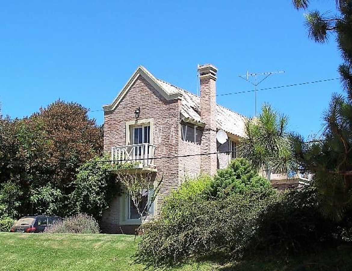 Casa ID.885 - VENTA DE CASA DE 4 DORMITORIOS CON PISCINA EN LA BARRA, PUNTA DEL ESTE.