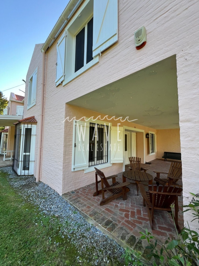 Casa ID.4376 - Alquiler de Verano, Casa con 5 dormitorios en Rincón del indio con piscina 4 mil mts de jardín 