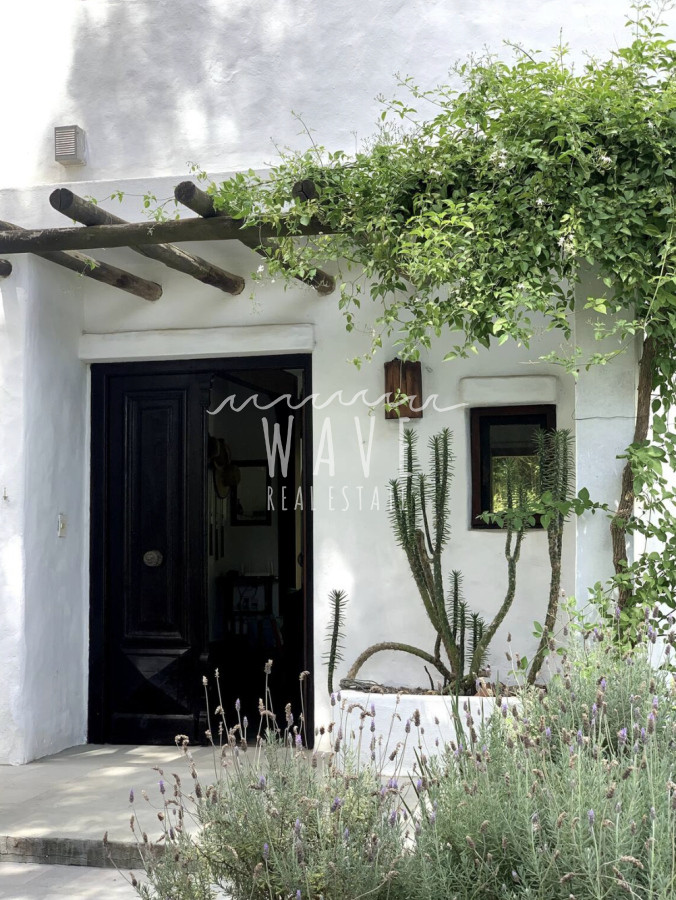 Casa ID.4716 - Venta de casa en El Tesoro,4 dormitorios y piscina.