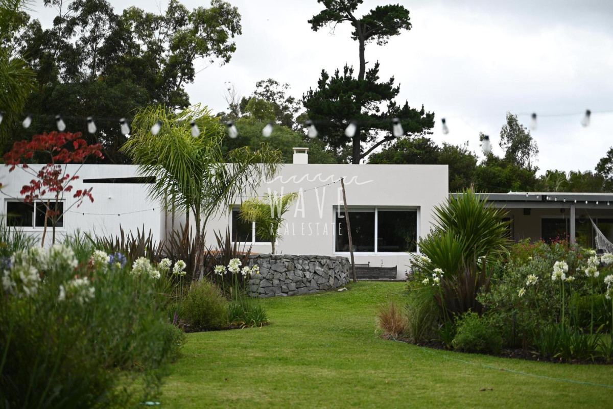 Casa ID.4664 - La Barra, a 5 minutos de todo, en entorno de chacras, 4 dormitorios, piscina, gran jardín.