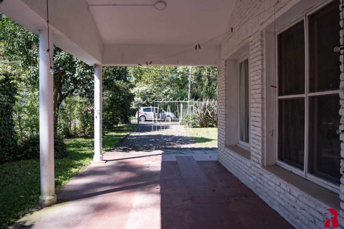 Casa ID.5308 - Venta de casa de 4 dormitorios + dep. en Cantegril, Punta del Este