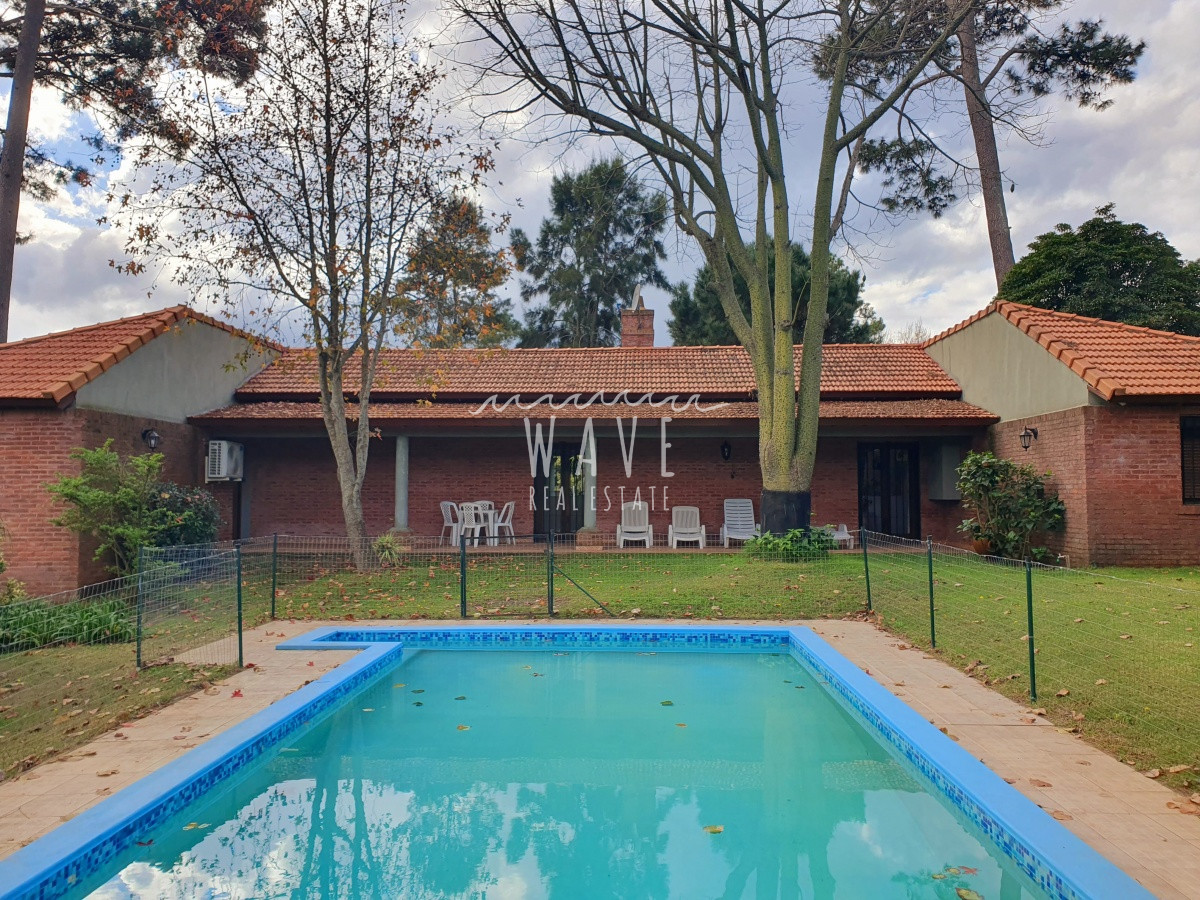 Casa ID.1222 - Venta de casa de 3 dormitorios y servicio en barrio Cantegril, Punta del Este.