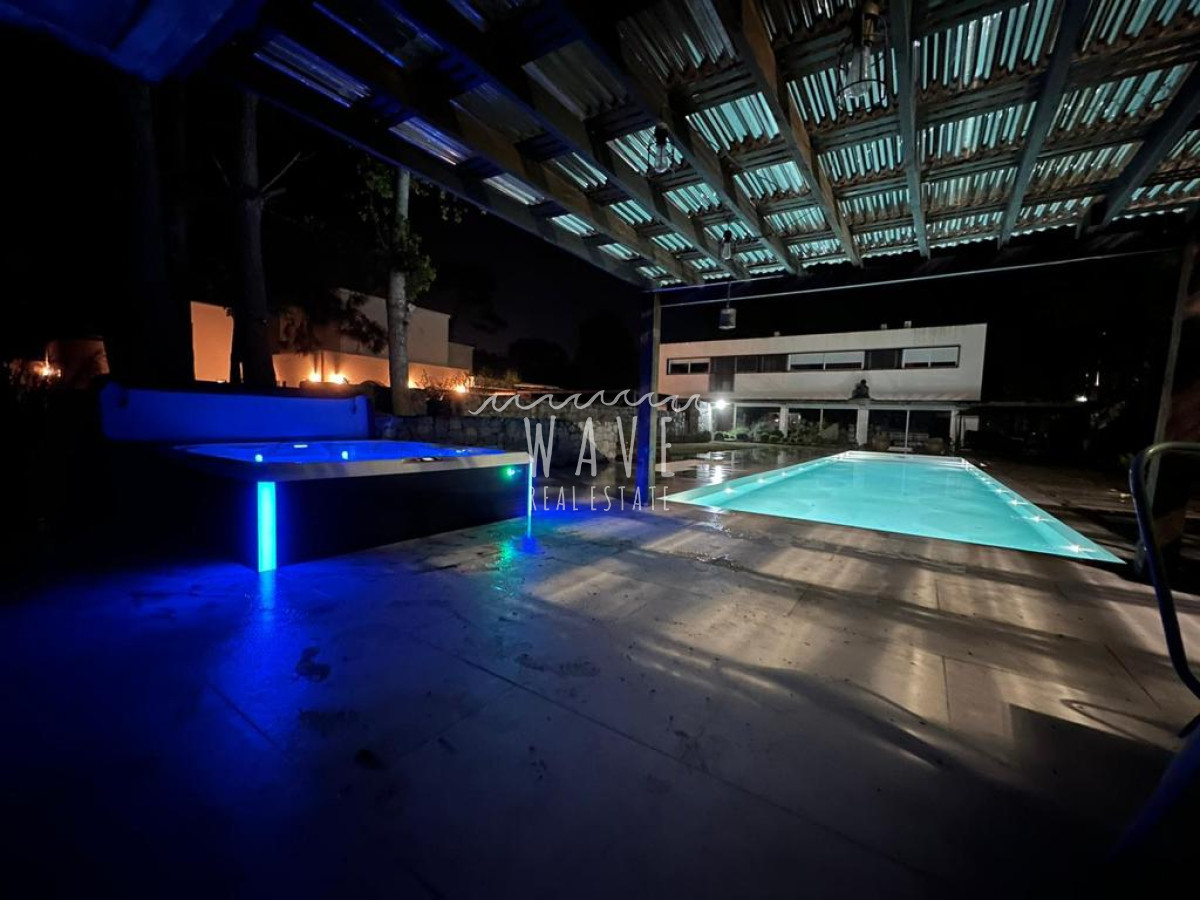 Casa ID.3971 - Venta de casa en Barrio Privado 400 m2 construidos. 