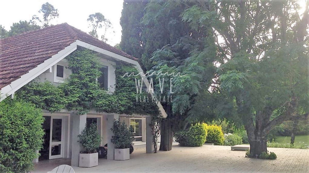 Casa ID.1019 - ELEGANTE Y SOLIDA DENTRO DE UN JARDIN ANOSO