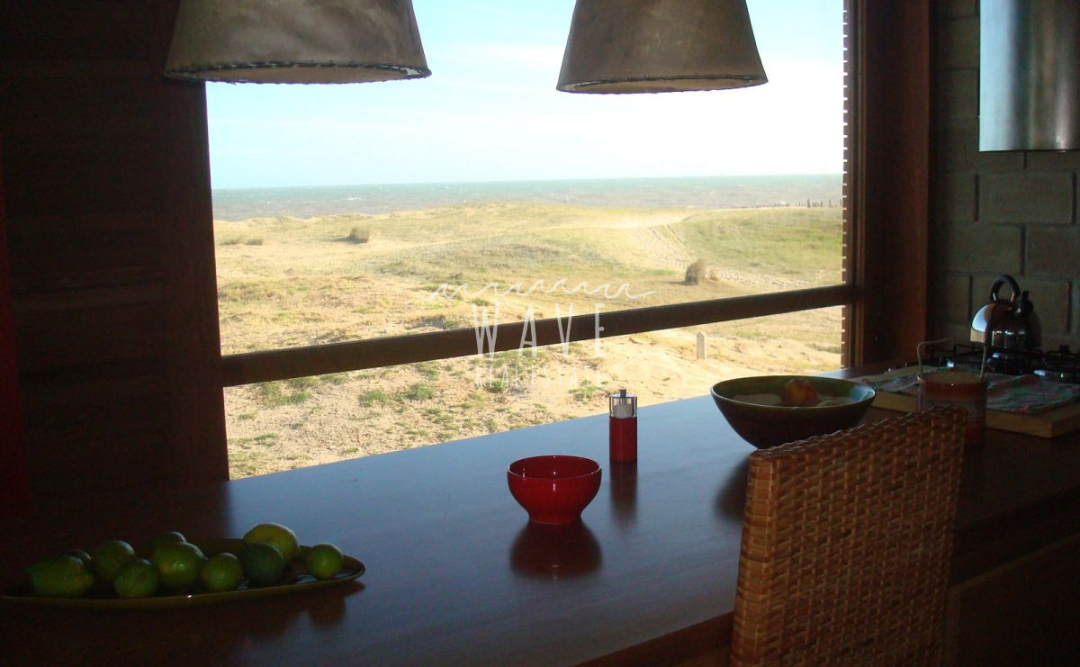 Casa ID.1329 - MODERNA DE LINEAS RECTAS SOBRE EL MAR 