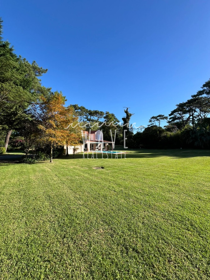 Casa ID.4376 - Alquiler de Verano, Casa con 5 dormitorios en Rincón del indio con piscina 4 mil mts de jardín 