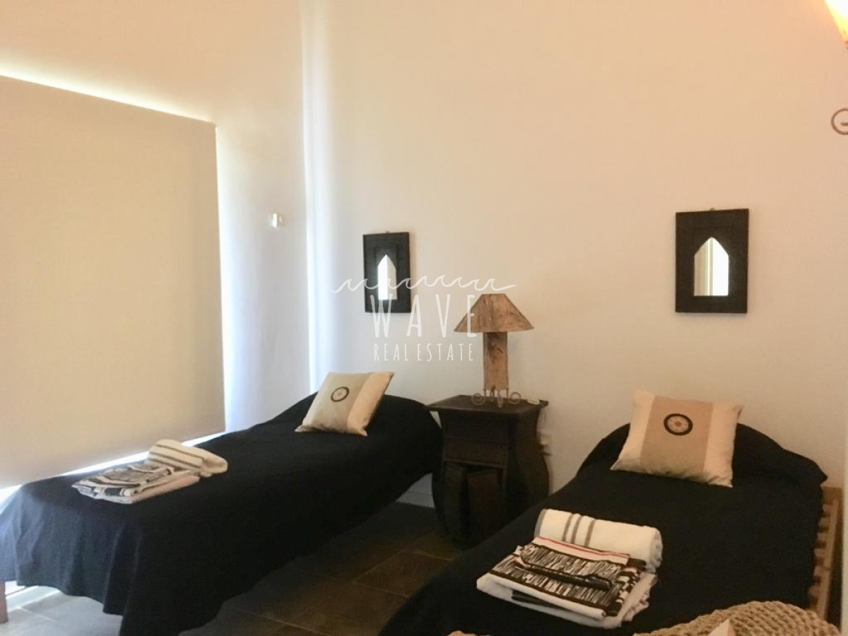 Casa ID.991 - Manantiales, Laguna Blanca, 5 dormitorios y dependencia.