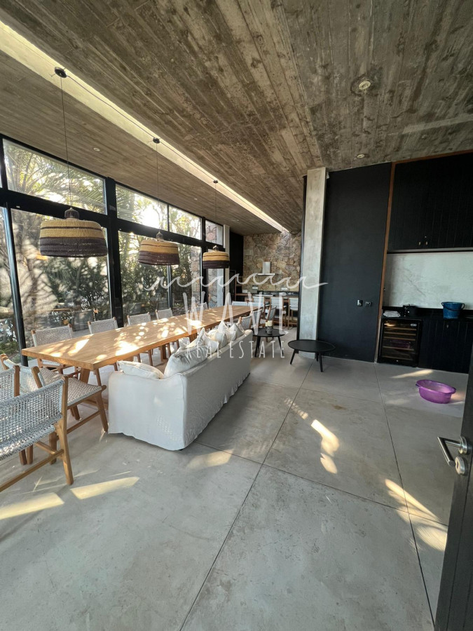 Casa ID.3946 - Casa en alquiler con 3 suites y casa de huespedes frente al mar, en El Chorro. 