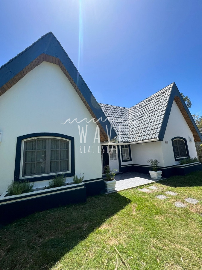 Casa ID.892 - Casa en Alquiler temporal , con 2 dormitorios en La Barra , además jardín y parrillero 