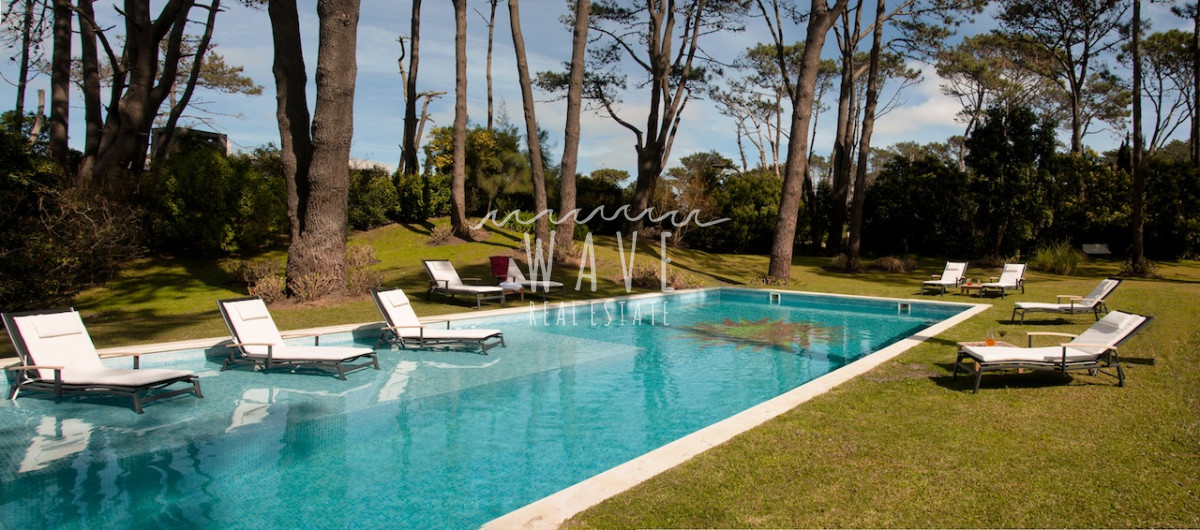 Casa ID.1218 - Alquiler Temporal de Moderna y Confortable casa de 5 dormitorios a pasos del Mar en La Barra, Punta del Este.